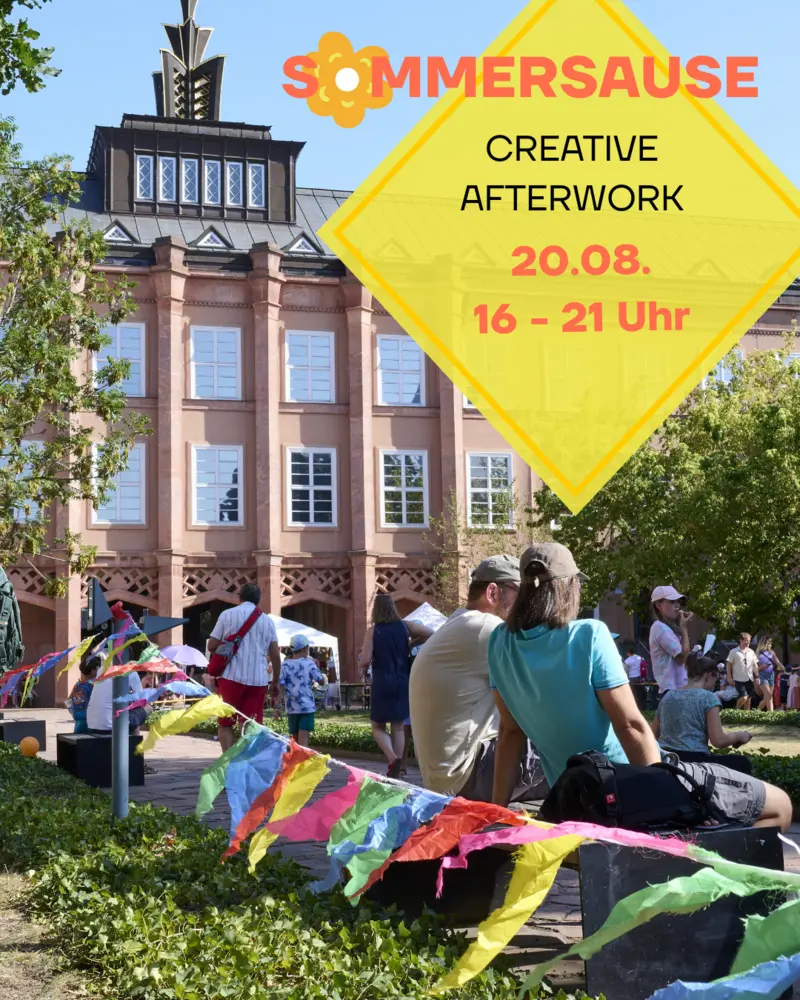Bunte Sommerveranstaltung vor einem historischen Museumsgebäude: Menschen sitzen und spazieren im sonnigen Innenhof, bunte Wimpelketten schmücken den Weg. Auf einem gelben Schild steht „Sommersause – Creative Afterwork, 20.08., 16–21 Uhr“.