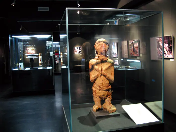 Blick in die Ausstellung mit Nkisi Figur, 2008 © GRASSI Museum für Völkerkunde zu Leipzig