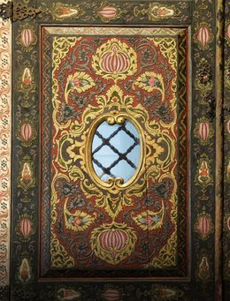 reich verzierte Holztür mit Fenster