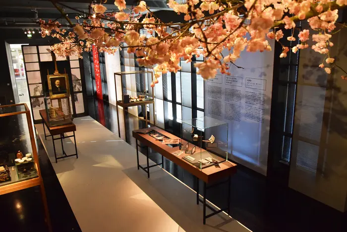 Blick in die Ausstellung "Szenen des Lebens": Installation "Hanami" von Rainer Kaufmann (Objects and Greens), 2020