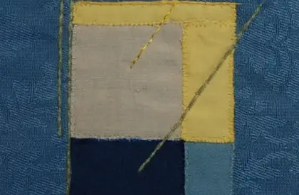 Gelbe, blaue und graue Formen auf blauem, gewebtem Grund