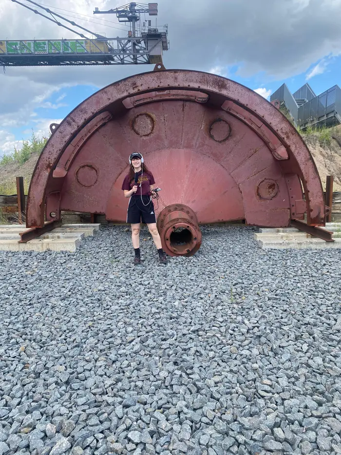 Frau mit Mikrofonen macht Aufnahmen im Bergbau und Technikpark Espenhain