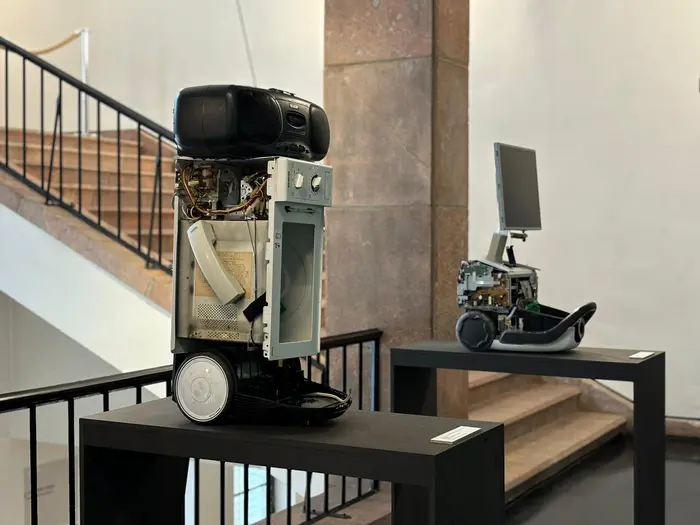 Installation aus ausgedienten elektronischen Geräten