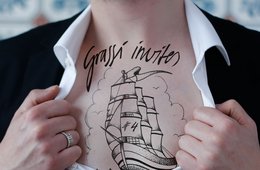 Tattoo/Artwork: Marie Beyer, Grafik: Florian Göthner, GRASSI Mu Mann mit Tattoo