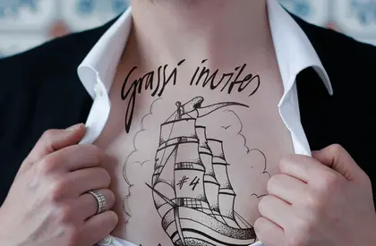 Mann mit Tattoo