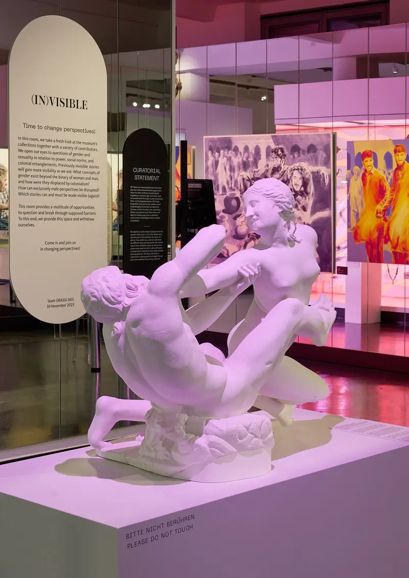 Zwei weiße Skulpturen von Mann und Frau